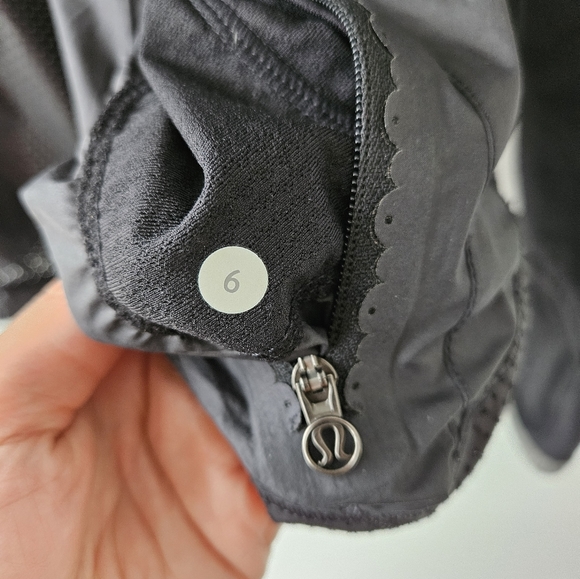 Excellent condition, women's Lululemon Essential running jacket - Size 6 - Picture 4 of 5